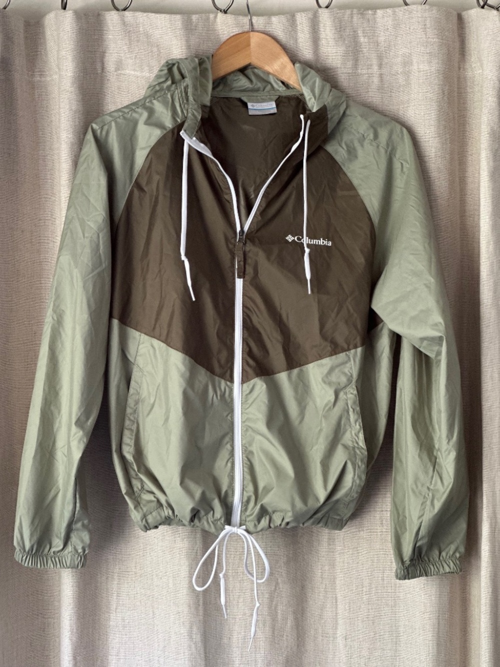 Columbia Lightweight Windbreaker.  Great for Travel It Fits in Your Purse!